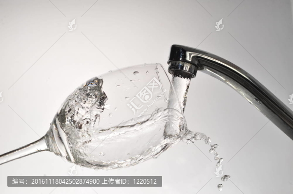 水從水龍頭