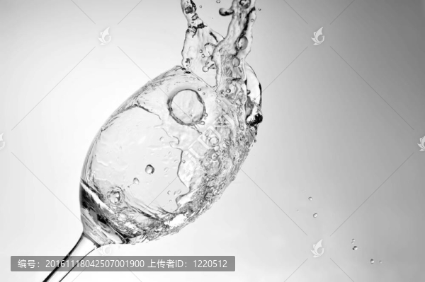 潑水
