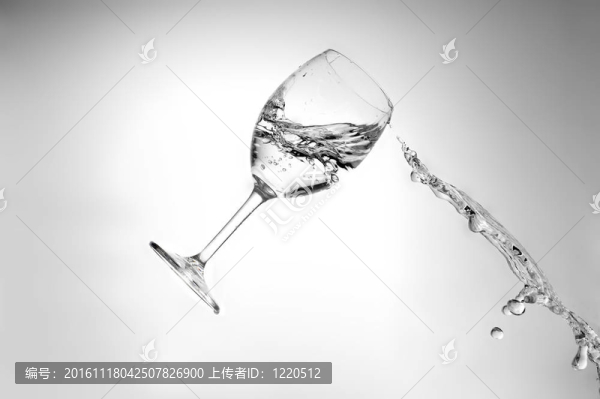 潑水