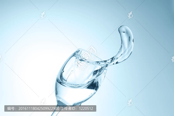 潑水