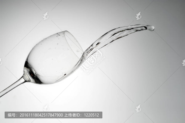 潑水