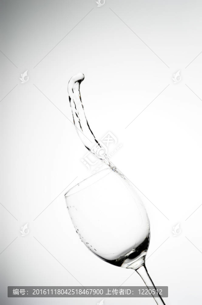潑水