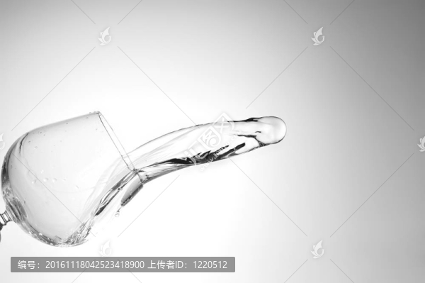 潑水