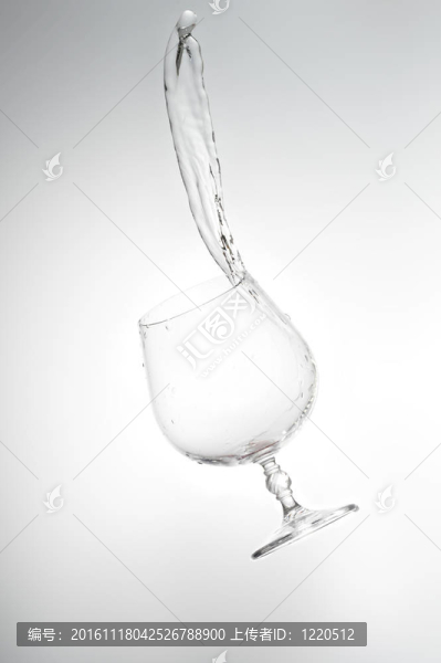 潑水