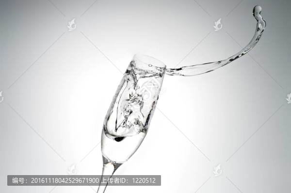 潑水