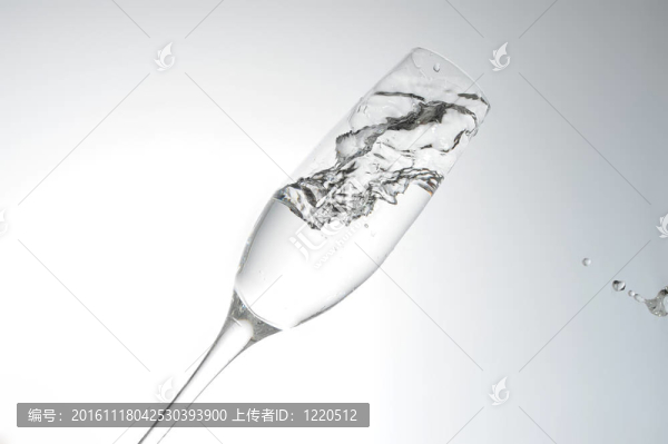 潑水
