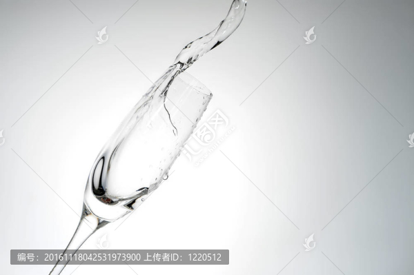 潑水