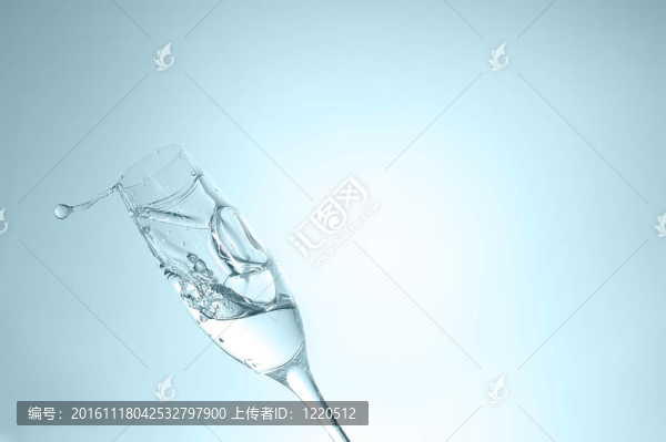 潑水