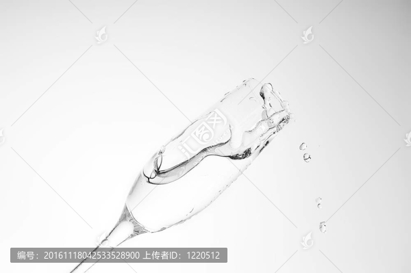 潑水