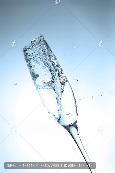 潑水