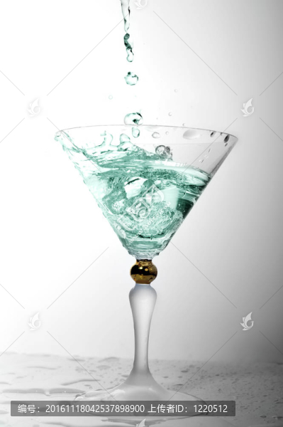雞尾酒玻璃中的液體