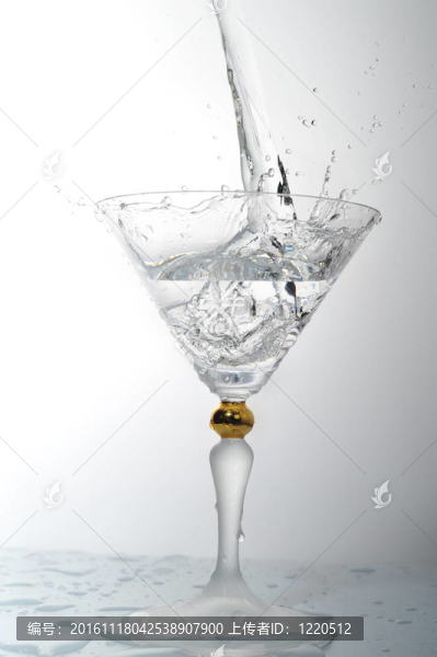 雞尾酒玻璃中的液體