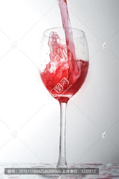 液體在酒杯