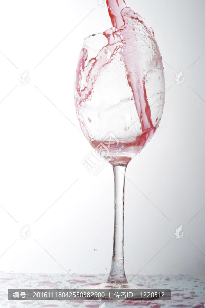 液體在酒杯