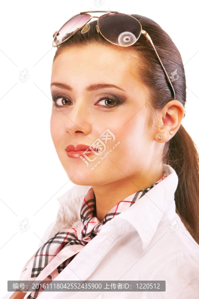 迷人的深色頭發(fā)的女孩接近