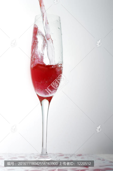 液體在酒杯