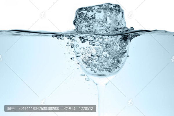 液體在酒杯
