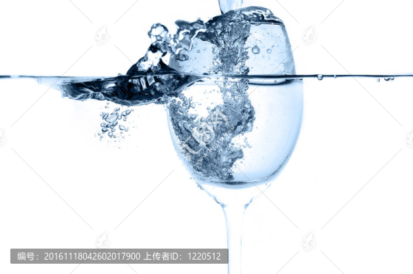 液體在酒杯