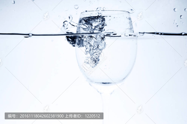 液體在酒杯