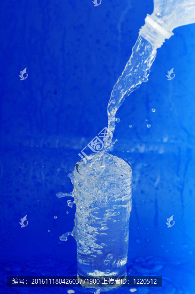 從瓶子里流出的水