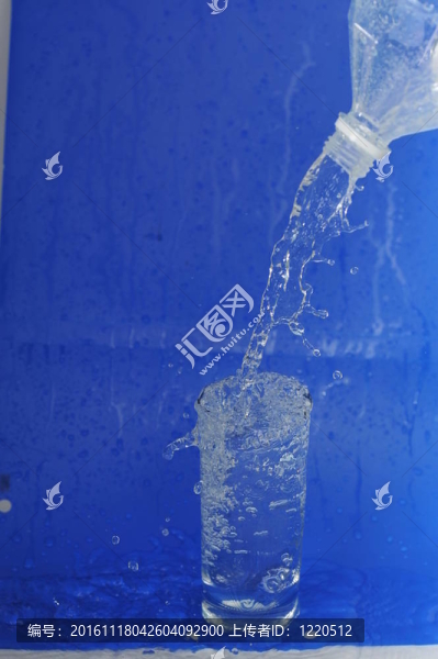 從瓶子里流出的水