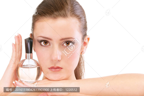 迷人的女孩與香水關閉