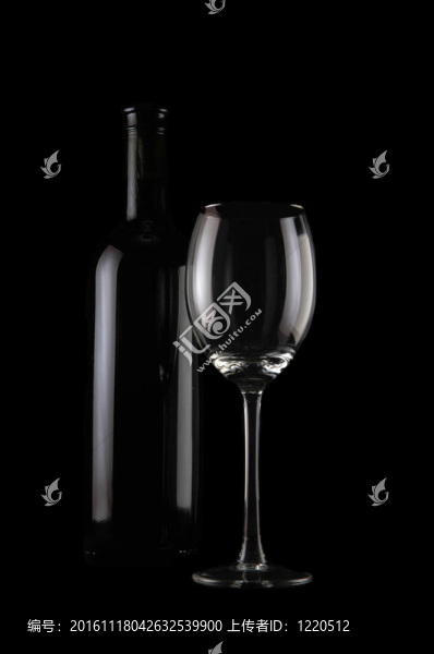 一瓶酒和空玻璃