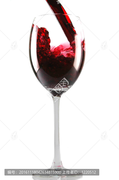 將酒倒入玻璃杯