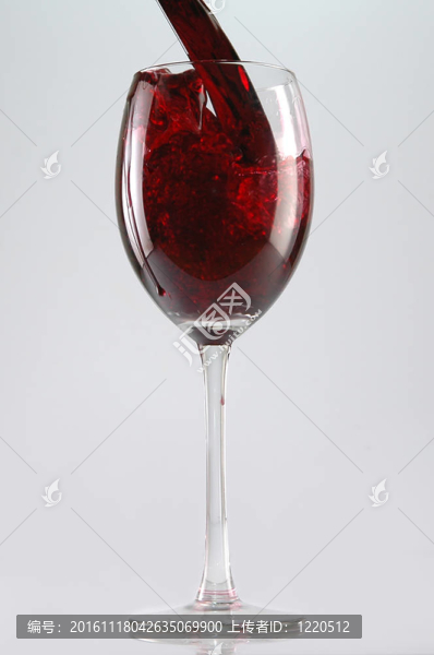 將酒倒入玻璃杯