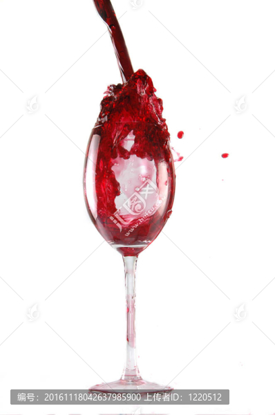 將酒倒入玻璃杯