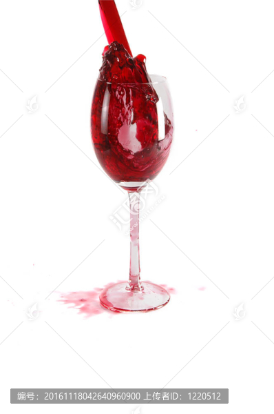 將酒倒入玻璃杯