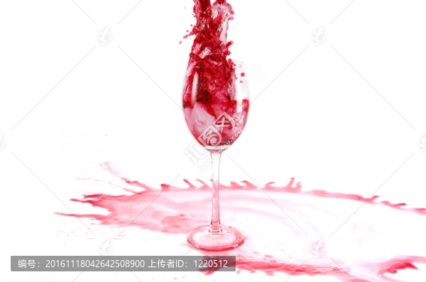 將酒倒入玻璃杯