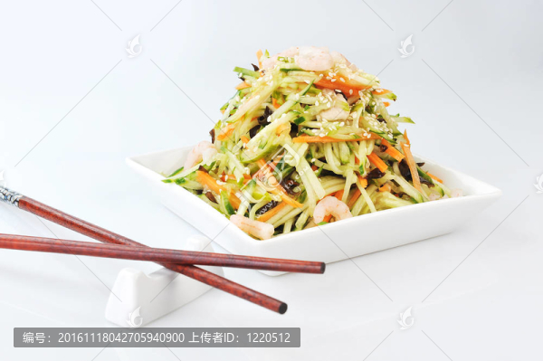 亞洲沙拉服務(wù)板上孤立的白色
