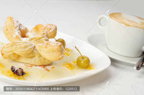 有糖漿和咖啡的蛋糕
