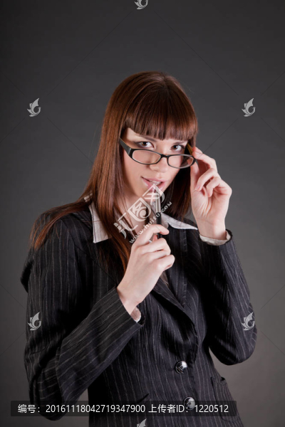 體貼的商業(yè)女性戴眼鏡