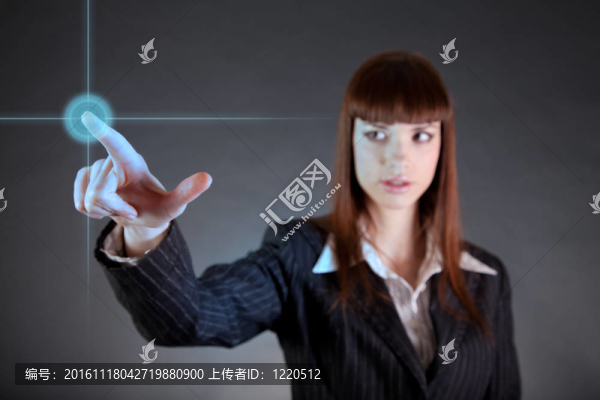 指向傳感器屏幕的商業(yè)女性