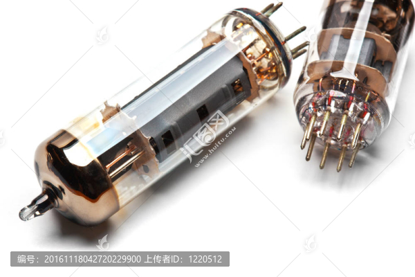 歷史悠久的電子射頻管孤立的白色