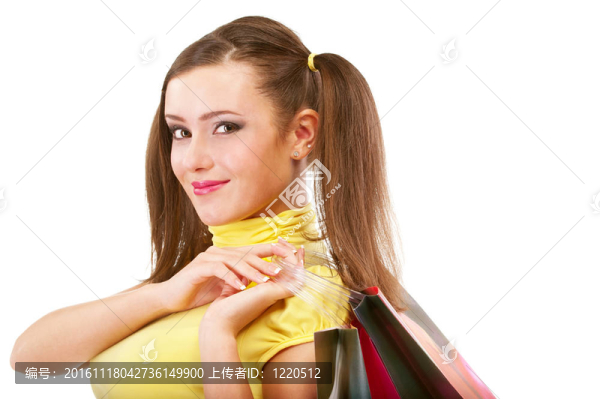 快樂女孩與包從商店的肖像
