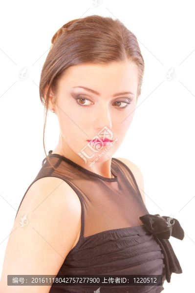 穿著黑色衣服的年輕女性的肖像