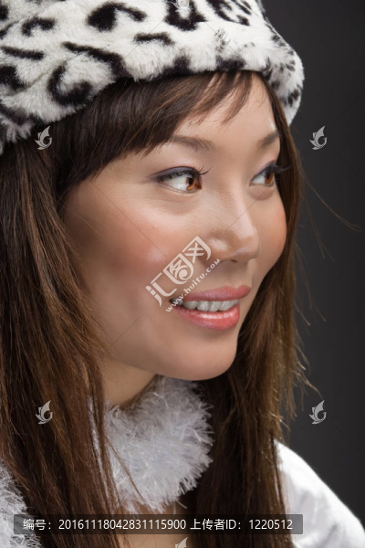 年輕的亞洲女人微笑