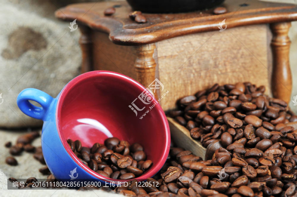 咖啡研磨機和杯子