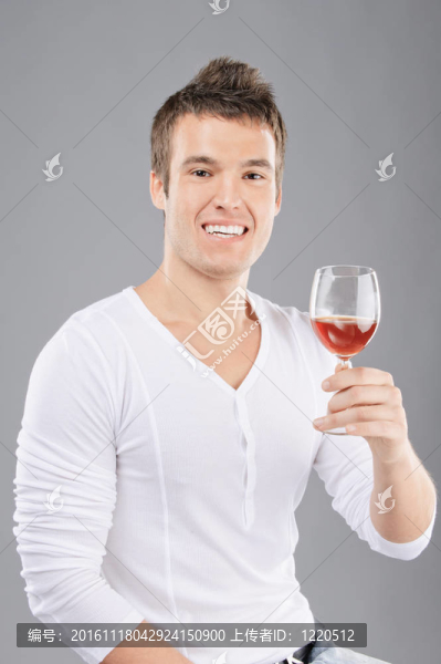 年輕人拿起酒杯