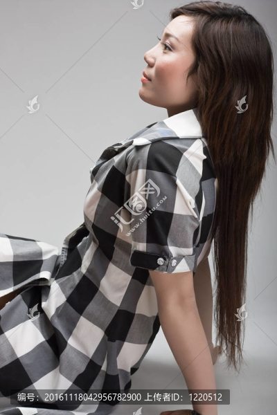 可愛的亞洲女孩坐下來