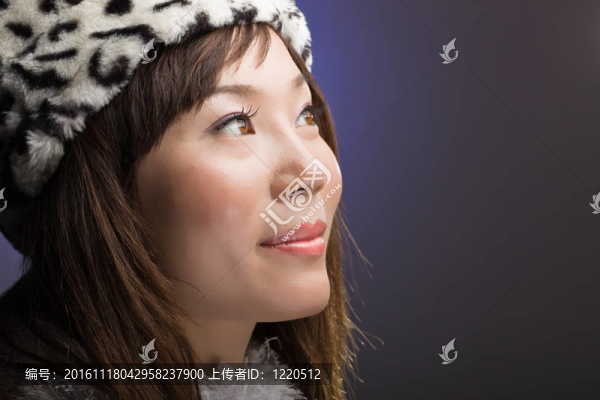 誘人的亞洲女人抬頭