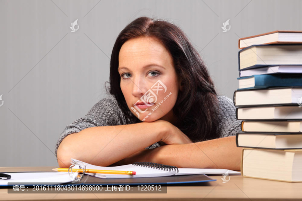 累了功課女休息下巴書桌
