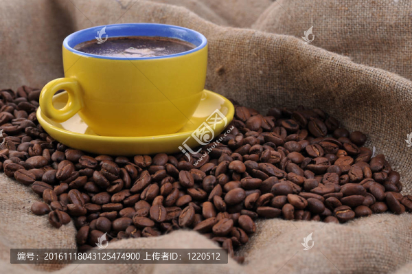 咖啡豆和杯子