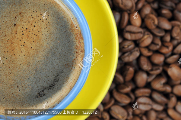 咖啡豆和杯子