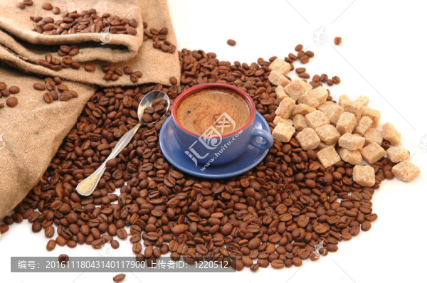 咖啡豆和咖啡杯