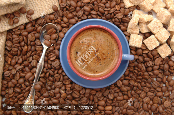 咖啡豆和咖啡杯