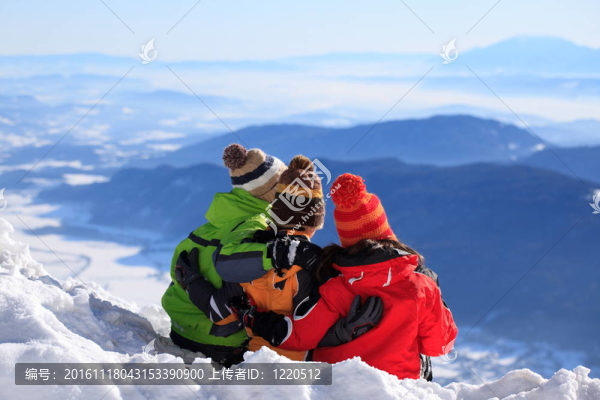 坐在雪中的孩子們